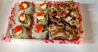 23.  Misto de Salmão com Cebola Crocante e Ovas 12 Peças