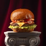 Чізбургер з яловичою котлетою та беконом