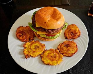 Hamburguesa Guajira Con Tostones De Plátanos + Bebida