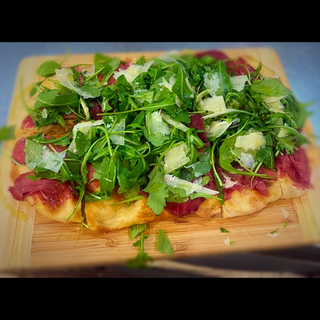 Pinsa Bresaola, rucola e scaglie di parmigiano