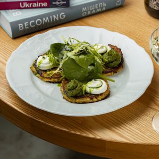 Деруни з сиром лабне та зеленим песто (220 г)