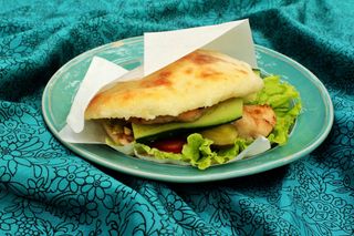 ახალგამომცხვარი პიტა ფალაფელით, ჰუმუსით და ბოსტნეულით 