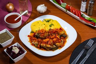 Tocăniță de legume cu pui și mămăliguță