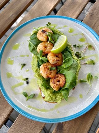 Тост з мусом авокадо та креветками