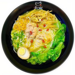 Fideos de Trigo con Caldo de Pollo y Dos Piernas de Pollo