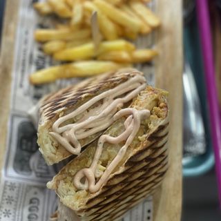 Durum Con Patatas Y Bebida