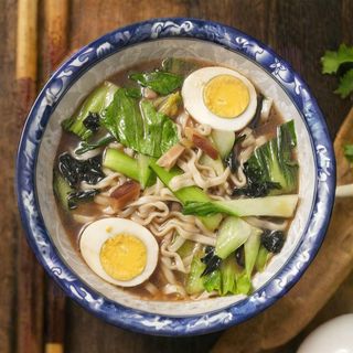 29. Ramen vegetariano con uova