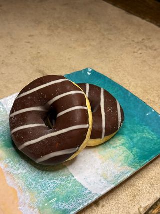 Prugasta čokoladna krofna