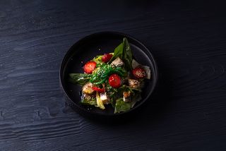 Салат с угрем и клубникой 