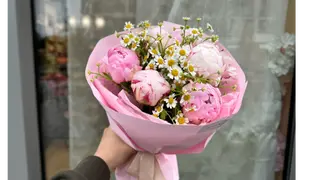Blush Garden z 5 peonii i rumianków