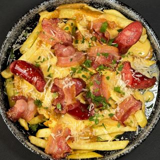 Fries+ з беконом та ковбасками (280г)