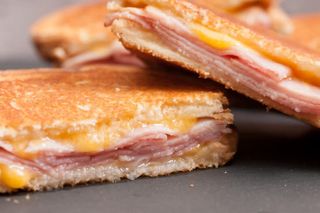 Pohovani tost sendvič sa kulenom