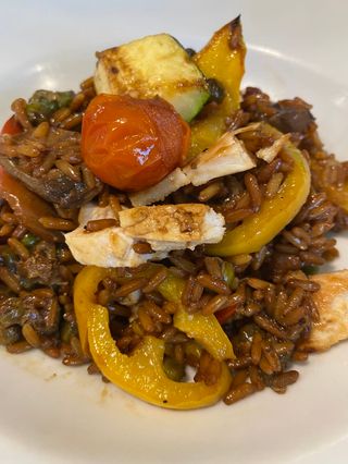 Arroz Salteado Con Pollo Y Verduras Y Salsa De Soja