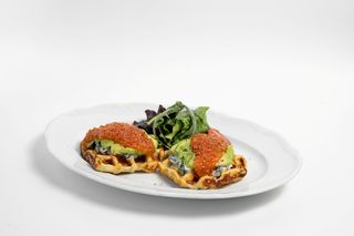 Картофельная вафля с дзадзыки , авокадо и красной икрой