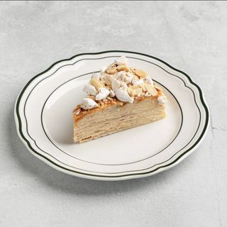 Блинный торт, орехи, соленая карамель