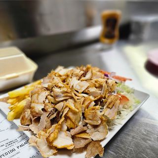 Plato Kebab Mixto Con Ensalada