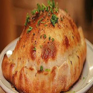 Pizza calzone con jamón y queso