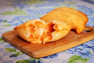 Pizza fritta pomodoro, mozzarella