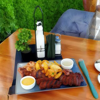 Platou cald cu cartofi trifoiaş