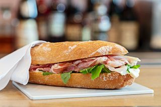 Panino con mozzarella, stracchino, prosciutto crudo e rucola