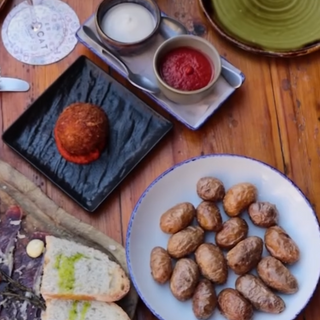 Patatas bravas arrugas "Es Mercat"