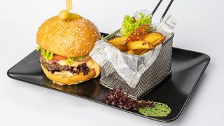 Burger Hortobagyi cu cartofi 