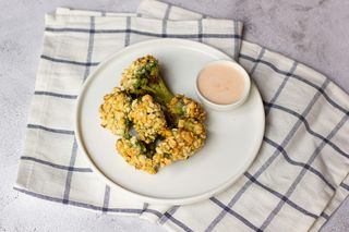 Брокколи в арахисовой панировке