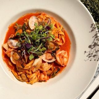 Linguine con langostinos tigres, calamares rosadas y pulpo