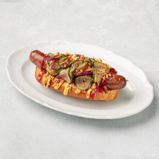 Слоеный хот-дог, колбаска из говядины, пикули 