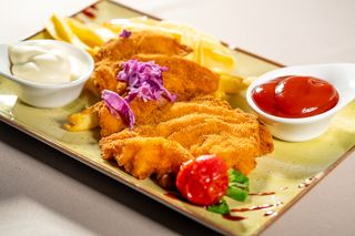 Snitel de pui cu cartofi prajiti, maioneza sau ketchup