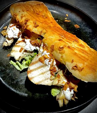 КУБИНСКИ САНДВИЧ Чикън кебап