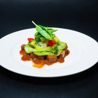  Салат с языком и свежими овощами