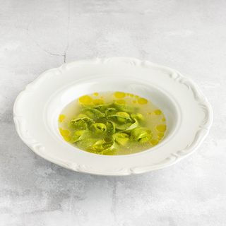 Бульон из цыпленка, тортеллини с сыром