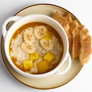 Овсянка с манго и бананом