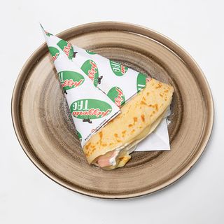 Palačinka tuna, kačkavalj, masline, kečap