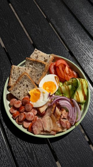 Сніданок з ковбасками та беконом