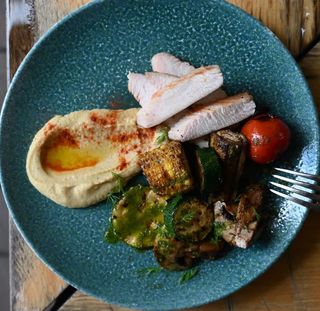 Індичка з овочами гриль та хумусом (270г)