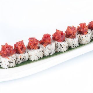 Uramaki spicy tuna maki