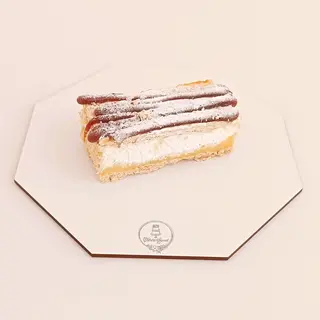 Milhoja de nata, crema y dulce de leche (Porción)
