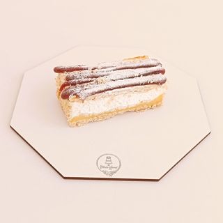 Milhoja de nata, crema y dulce de leche (Porción)