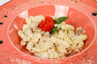 Fusili chicken alfredo