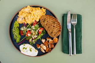 Сніданок з курячим філе (300г)