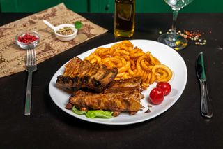 Coaste de porc "ribs house" cu cartofi aurii