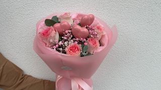 Bukiet 5 Różowych Róż, Gipsówka + 3 serca