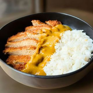 BOL DE ARROZ CON "POLLO" VEGETAL Y SALSA CURRY