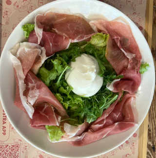 Insalata con prosciutto crudo e burratina