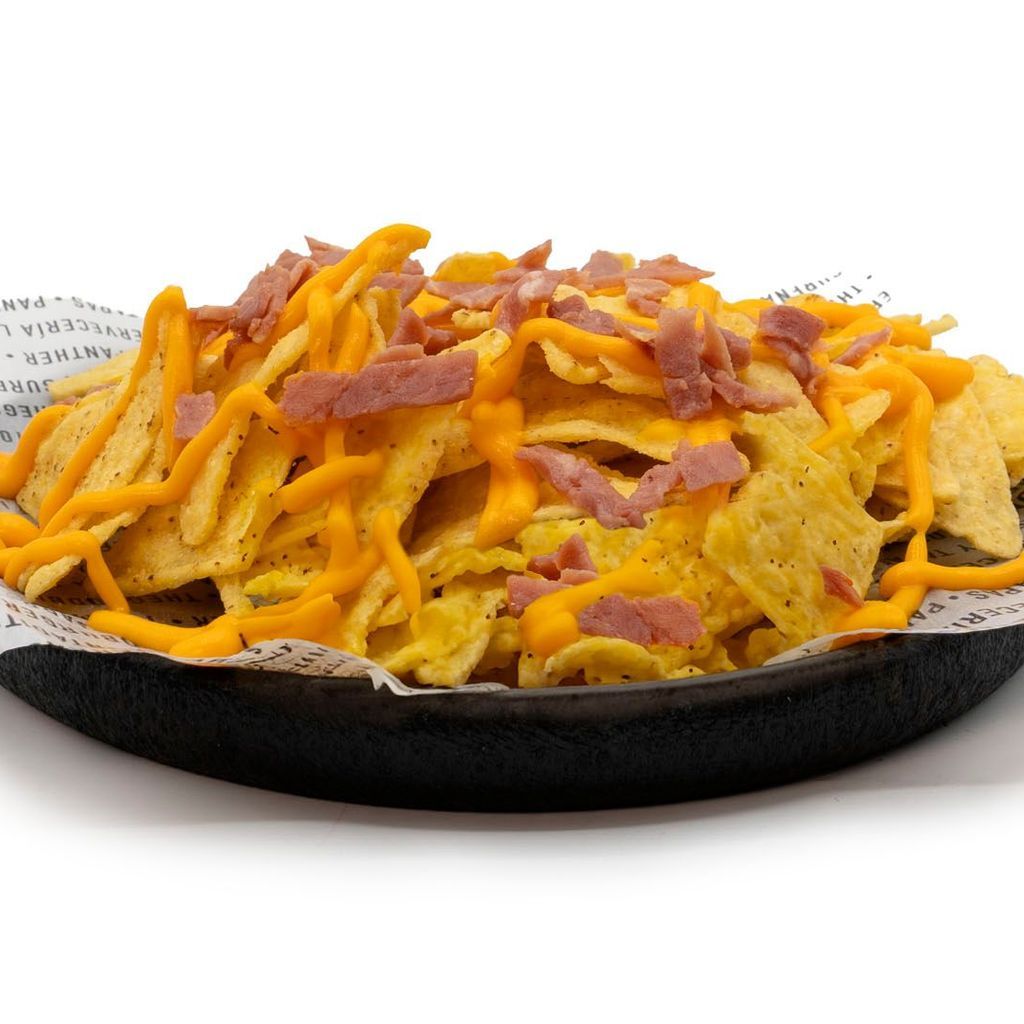 Nachos con salsa cheddar y bacon