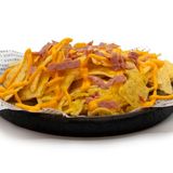 Nachos con salsa cheddar y bacon