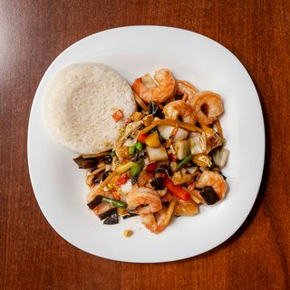 Krewetki rozmaitości, z grzybami, bambusem i ananasem