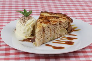 Tarta de manzana con helado de vainilla